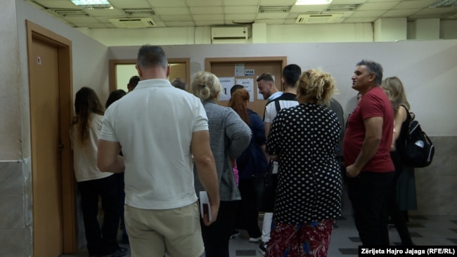 Qytetarët duke pritur të pajisjen me dokumente të reja personale në Maqedoninë e Veriut.