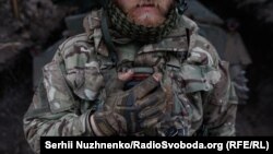 Український військовий на позиціях поблизу Бахмута, березень 2024 року