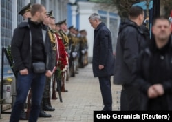 Glavni tajnik NATO-a Jens Stoltenberg posjećuje Zid sjećanja kako bi odao počast poginulim ukrajinskim vojnicima, u jeku ruskog napada na Ukrajinu, u Kijevu, Ukrajina 20. aprila 2023.