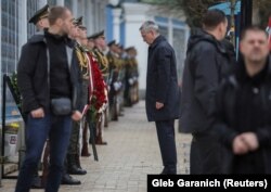 Йенс Столтенберг отдава почит на мемориала в чест на убитите в боевете украински войници