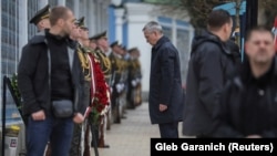 Генеральный секретарь НАТО Йенс Столтенберг посетил Стену памяти, чтобы почтить память украинских солдат, погибших во время войны России против Украины. Киев, 20 апреля 2023 года