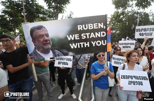 Manifestanti armeni marciano a sostegno di Ruben Vardanian a Yerevan il 30 settembre.