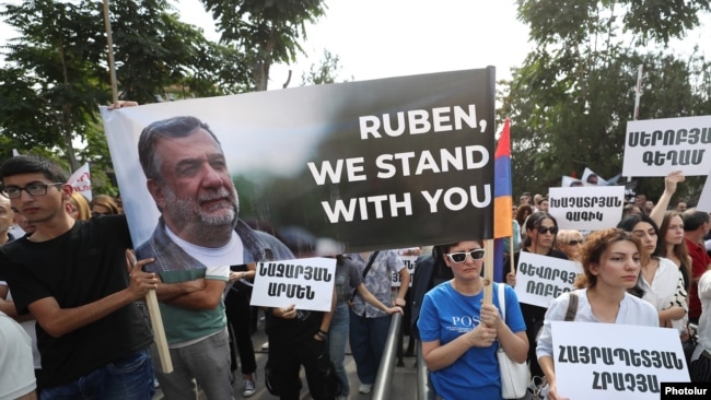 Armenia - People demonstrate in Yerevan in support of Ruben Vardanyan and other Armenian prisoners in Azerbaijan, September 30, 2023.