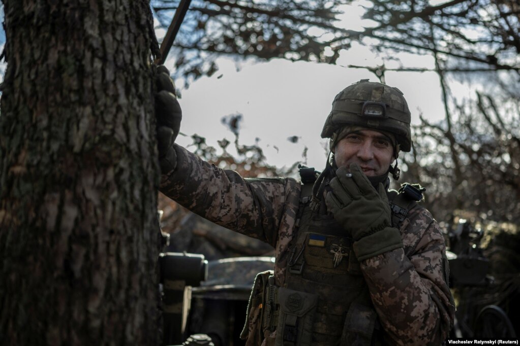 Un soldato ucraino si gode una sigaretta.  L’Ucraina sta respingendo un’invasione russa su vasta scala dal 24 febbraio 2022, quando le forze russe hanno invaso il suo territorio su più fronti.