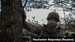 Український військовий на позиції поблизу Мар’їнки, грудень 2023 року