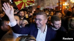 Hristijan Mickoski na proslavi izborne pobjede na ulicama Skoplja 8. maja 2024.