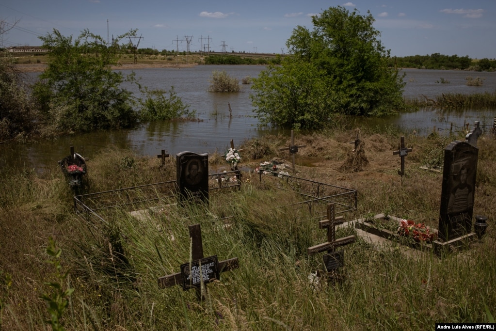 The partly flooded cemetery in Odradokamyanka in the Kherson region.