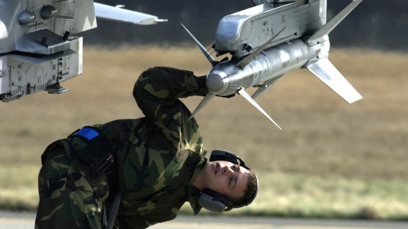 Японія послаблює правила експорту зброї