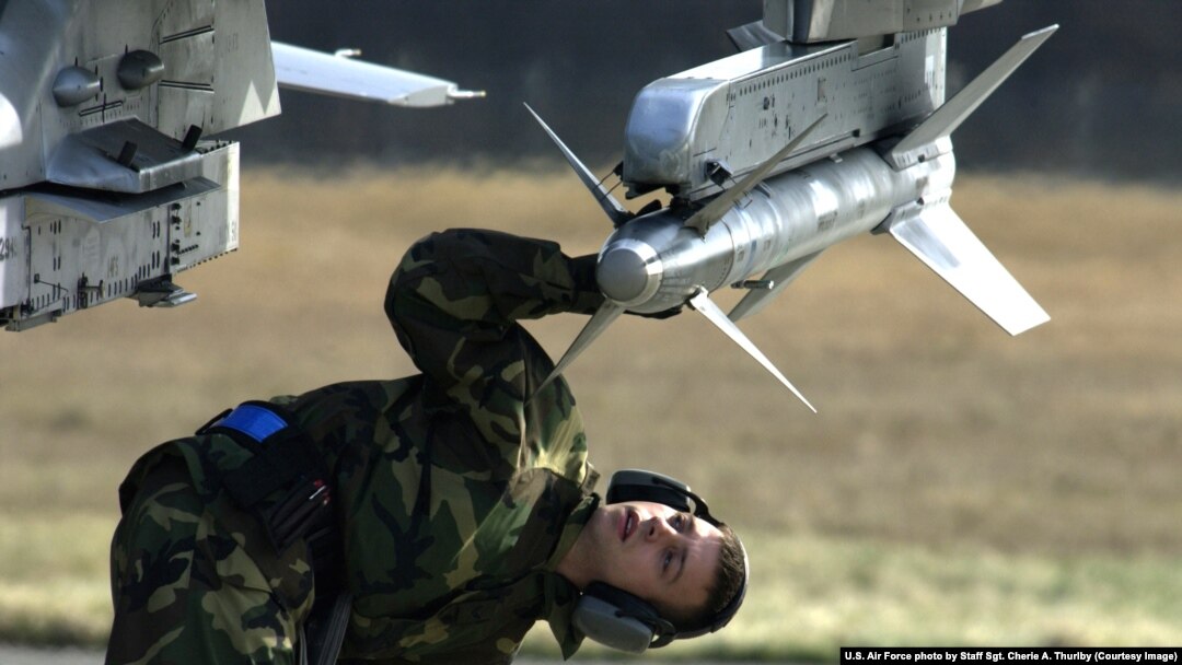 Перевірка завантаження озброєнням літака F-16 