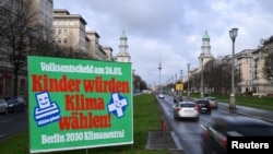 Plakat kampanje s natpisom "Djeca bi glasala za klimu", na dan referenduma 'Berlin 2030. klimatski neutralan', 26. marta 2023.