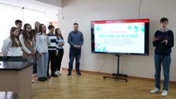 Membri ai Consiliului Național al Elevilor prezintă rezultatele sondajului privind bullyingul în școli, martie 2024. Potrivit sondajului, la care au participat circa 20.000 de tineri, peste 60% din elevii din R. Moldova au fost martori la situații de bullying în școală.