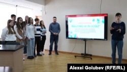 Membri ai Consiliului Național al Elevilor prezintă rezultatele sondajului privind bullyingul în școli, martie 2024. Potrivit sondajului, la care au participat circa 20.000 de tineri, peste 60% din elevii din R. Moldova au fost martori la situații de bullying în școală.