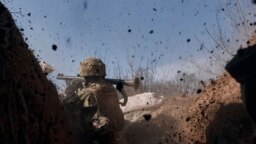 Украинский военнослужащий в окопах под Бахмутом
