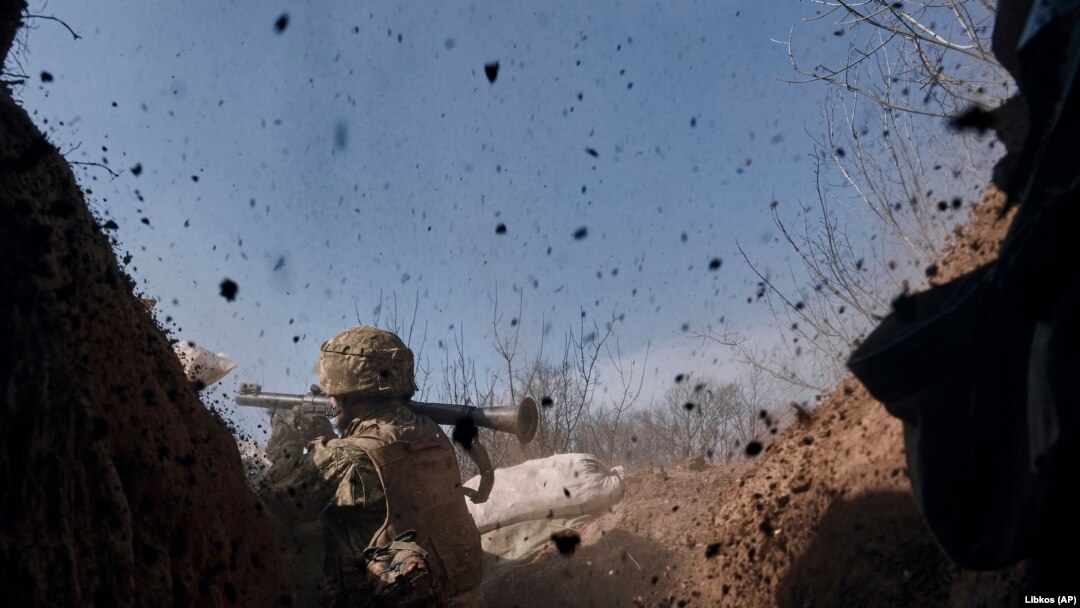 Soldat ucrainean, în tranșee, în timpul luptelor din zona orașului Bahmut, în Donețk.