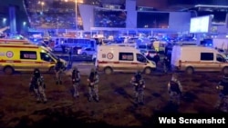 در تصویر نیروهای مسلح و امولانس ها دیده میشوند که در محل رویداد جمعه شب در مسکو حضور یافته اند.