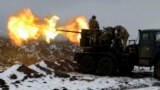 Українські військові ведуть вогонь із зенітної установки по позиціях армії РФ поблизу Бахмуту на Донеччині, 4 лютого 2023 року
