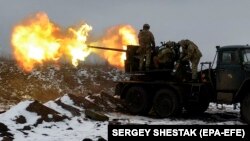 Українські військові обстрілюють із зенітної установки позиції російської армії поблизу Бахмута Донецької області. 4 лютого 2023 року