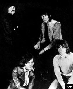 На тази снимка от '70-те години позират (горе от ляво надясно) Ник Мейсън, Роджър Уотърс, (долу от ляво надясно) Дейвид Гилмор, Рик Райт.