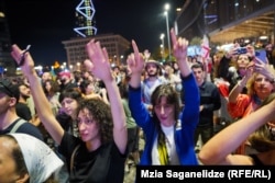 Participanți la concertul-protest de la Tbilisi împotriva „legii rusești”.