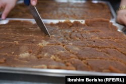 Halva u tavi pripremljena za bajramski ručak za Afganistance koji borave u Albaniji.