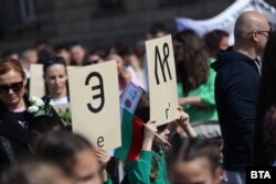  Деца държат букви от остарялата форма на кирилицата по време на шествието в София 