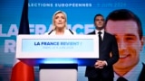 Марин Ле Пен, символ французских ультраправых, выступает в ходе кампании перед выборами в Европарламент. Справа от нее (и на плакате на заднем плане) – преемник Ле Пен на посту лидера партии "Национальное объединение" Жордан Барделла