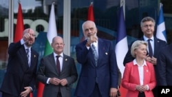 Домаќинот на самитот во Тирана Еди Рама, претседателката на Европската Комисија Урсула фон дер Лајен и германскиот канцелар Олаф Шолц и претседателот на Европскиот совет Мишел 