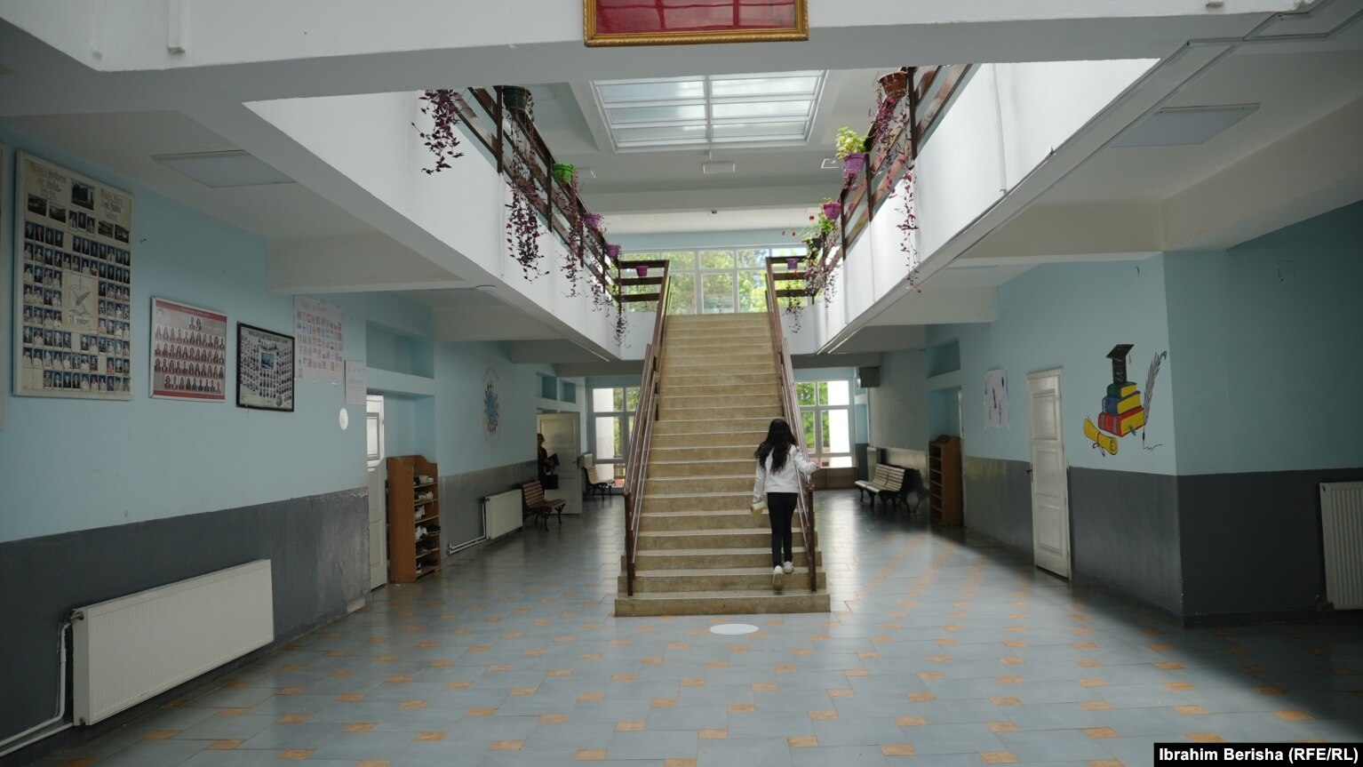 Shkolla "Zenel Hajdini" në Gadime, Lipjan, ku mbajnë mësimin shtesë rreth 65 nxënës.