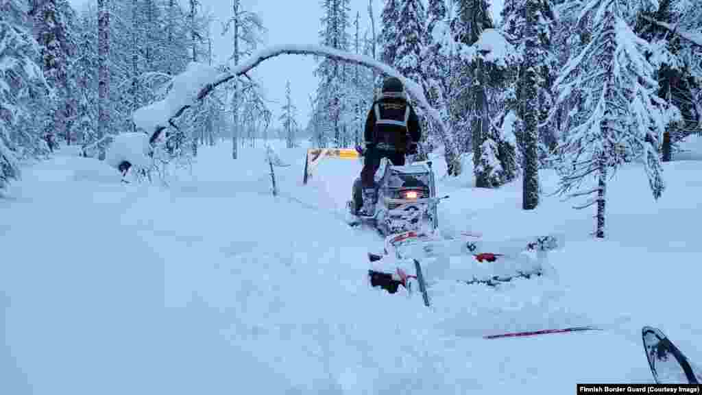 Határőrök járőröznek hószánon Kuusamo térségében, Oroszország határán 2023 februárjában. A két ország 1340 kilométeren elnyúló határának nagy része megközelíthetetlen. A kétszáz kilométer hosszú kerítés nem ezen húzódik majd keresztül, hanem a közúton is könnyen elérhető területeken, főként az ország délkeleti részén és Lappföld északi régiójában