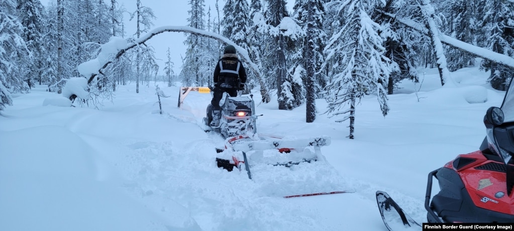 Rojet kufitare duke patrulluar me makina dëbore në rajonin Kuusamo, së bashku me Rusinë, në shkurt të vitit 2023. Pjesa më e madhe e kufirit prej 1.340 kilometrash të Finlandës me Rusinë shihet si shumë i largët dhe i paarritshëm për të kërkuar ndonjë pengesë fizike. Ndërkaq 200 kilometrat e rrethojave të reja do të vendosen në zona të arritshme lehtësisht me rrugë, kryesisht në juglindje të vendit, por edhe në rajonin verior të Laponisë.