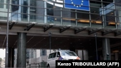 Поліцейський департамент міста Брюссель, зокрема, контролює райони навколо установ Європейського Союзу в столиці Бельгії