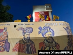 Steagurile AUR și al României au fluturat toată seara la sediul partidului
