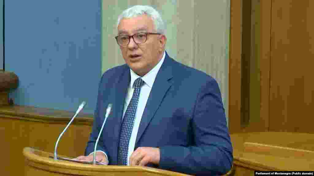ЦРНА ГОРА -&nbsp;Еден од лидерите на неодамна распуштениот проруски демократски фронт, Андрија Мандиќ, денска беше избран за претседател на Парламентот на Црна Гора.