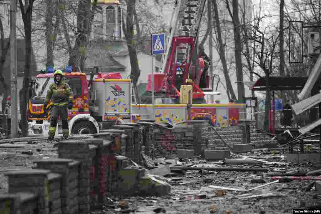 Un pompier se află în mijlocul unei străzi pline de moloz, după atacul cu rachete.&nbsp; Jurnaliștii AFP au relatat despre aproximativ 10 explozii. Apărarea anti-aeriană a capitalei ucrainene a doborât mai multe rachete inamice &bdquo;inclusiv rachete balistice, deasupra Kievului și în apropierea orașului&rdquo;, a declarat administrația militară locală pe Telegram, adăugând că raidul a durat trei ore. &nbsp;