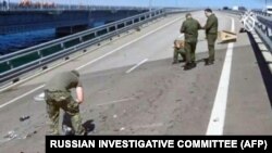 Кадр з відео Слідкому Росії від 17 липня про оперативні дії у рамках розслідування причин обвалу частини Кримського мосту вночі на понеділок. 2023 рік.
