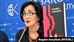 Қазақстандық құқық қорғаушы Бақытжан Төреғожина Қаңтар оқиғасы туралы "Ескертусіз қасақана оқ ату" баяндамасын көпшілікке таныстырып отыр. Алматы, 5 маусым, 2023 жыл.