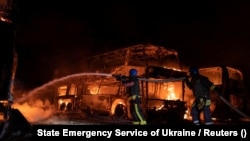 Vatrogasci na terenu nakon raketnih napada na Kijev, 16. maj