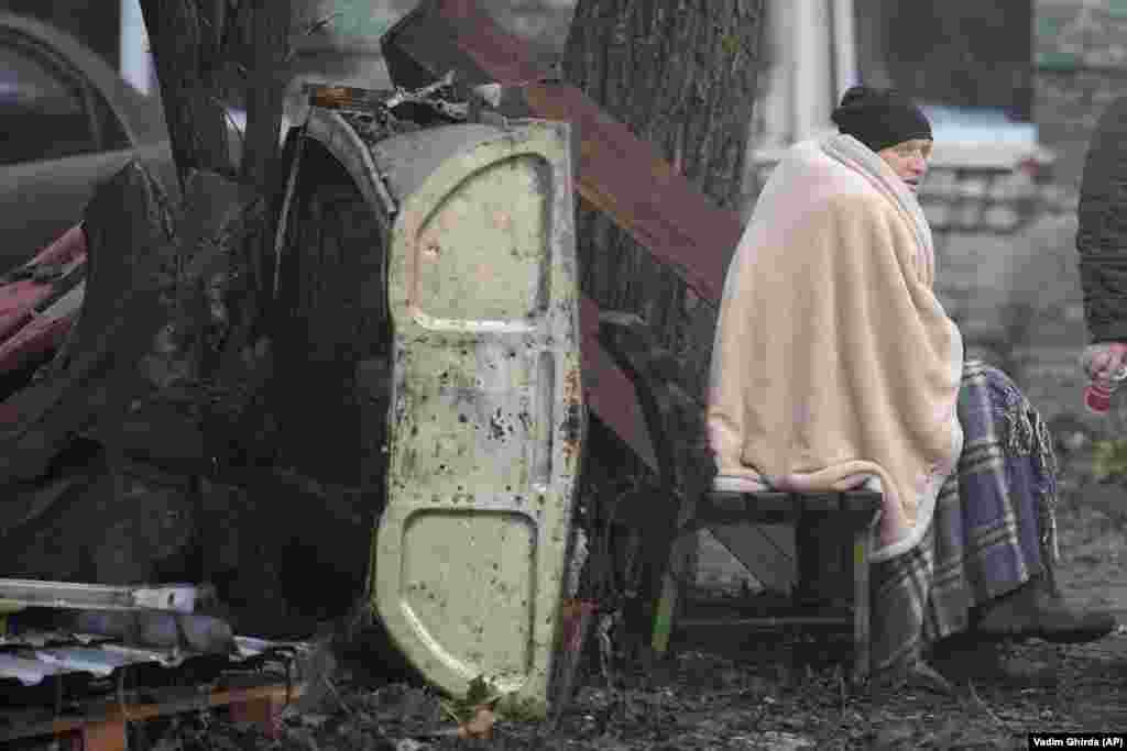 Мешканці збираються біля житлового будинку після російської атаки у Києві, 21 березня 2024 року