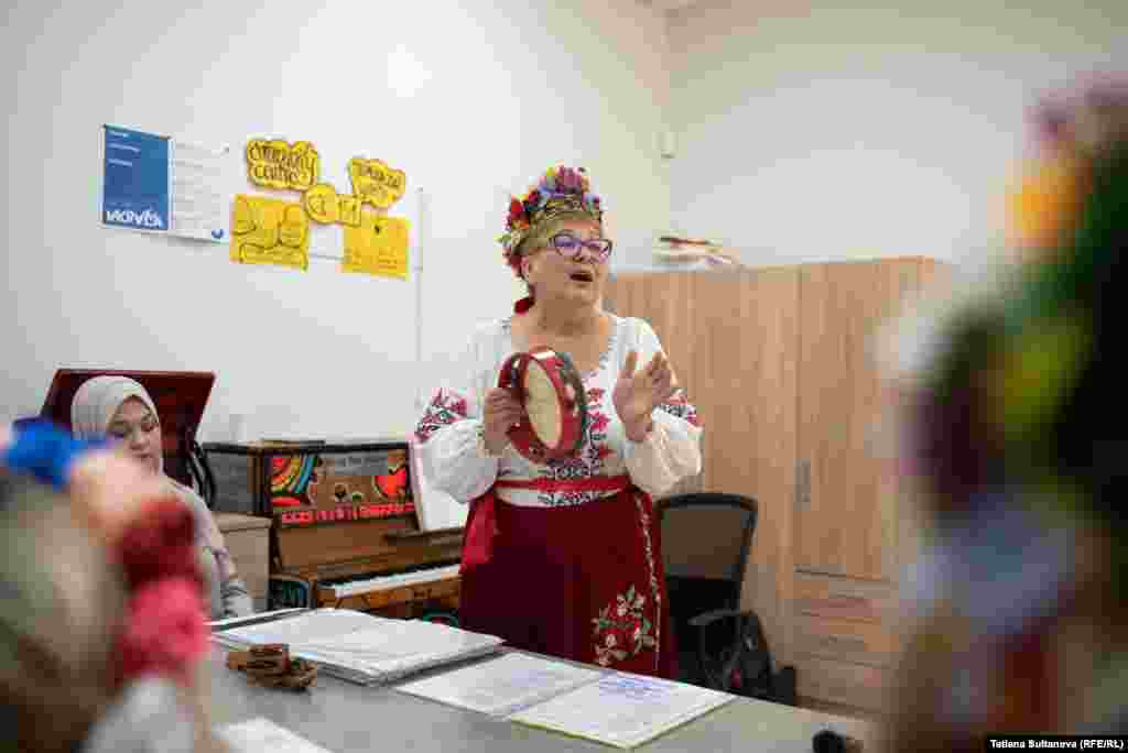 Conducătoarea ansamblului este Iraida Șpac, o refugiată din Ucraina venită în Chișinău la începutul războiului din țara vecină. Anterior, timp de 40 de ani Iraida a fost profesoară de muzică în Odesa.