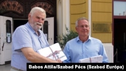 Mellár Tamás és Péterffy Attila 2019-ben, az önkormányzati választásokat megelőzően, az ajánlóívek leadása előtt a pécsi Széchenyi téren