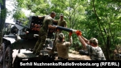 Ukrán csapatok készülnek tüzérségi csapásra orosz állások ellen az ukrán ellentámadás során a Zaporizzsjai területen