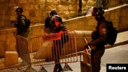 Izraelska policija ispred kompleksa džamije Al-Akse postavljaju ogradu, rano ujutro 5. april.