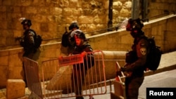 Izraelska policija upala u Al-Aksu, uhapšeno više stotina Palestinaca