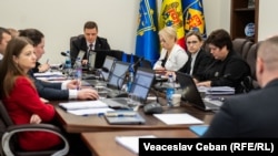 La ședința CSP din 28 februarie 2024. Olesea Vîrlan, a treia din stânga, a explicat ulterior că în notele date de ea unui candidat s-au strecurat greșeli.
