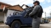 Pripadnik kosovske specijalne policije u pripravnosti, nakon hapšenja osobe koja je identifikovana kao organizator nasilnih protesta u maju mjesecu, u Severnoj Mitrovici, na Kosovu, 13. juna 2023.