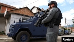 Pripadnik kosovske specijalne policije u pripravnosti, nakon hapšenja osobe koja je identifikovana kao organizator nasilnih protesta u maju mjesecu, u Severnoj Mitrovici, na Kosovu, 13. juna 2023.