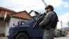 Një pjesëtar i njësisë speciale të Policisë së Kosovës në gatishmëri, pas arrestimit të një personi të identifikuar si organizator i protestave të dhunshme të muajit maj, në Mitrovicën e Veriut, Kosovë, më 13 qershor 2023.