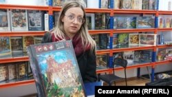 Annamaria Pataki, manager de proiect la D-Toys SA, arată unul dintre cele mai populare jocuri produs în compania pe care o reprezintă.