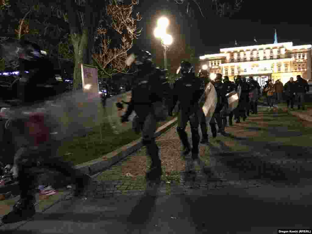 Do prvih incidenata je došlo oko 19 časova kada su predstavnici opozicije sa delom demonstranata pokušali da otvore vrata gradske skupštine. Njihov ulazak sprečila je uniformisana policija koja se nalazila unutar zgrade.