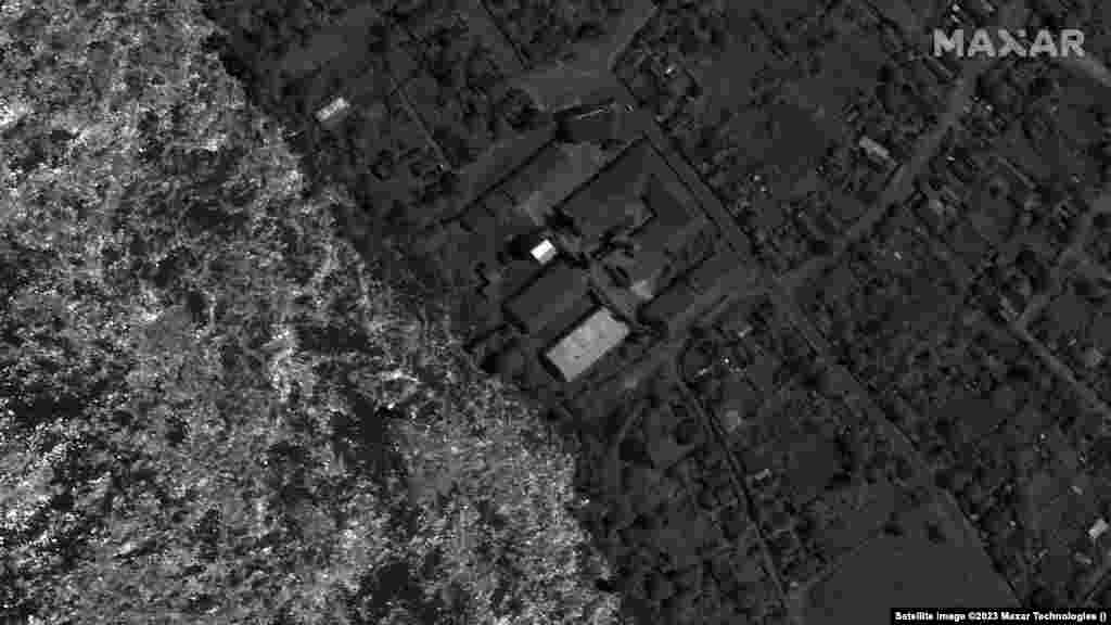 На снимке от 15 мая показан оккупированный Россией город Новая Каховка, рядом &mdash; последствия наводнения